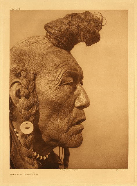 Эдвард Кёртис. Bear Bull (Медвежий Бык) - Blackfoot (сиксика) (The North American Indian; v.18) 