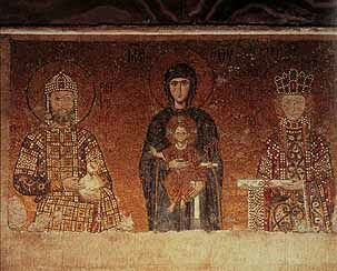 Приношение даров императором Иоанном II Комнином и императрицей Ириной. Мозаика в южной галерее храма Святой Софии Константинопольской. 1118. 