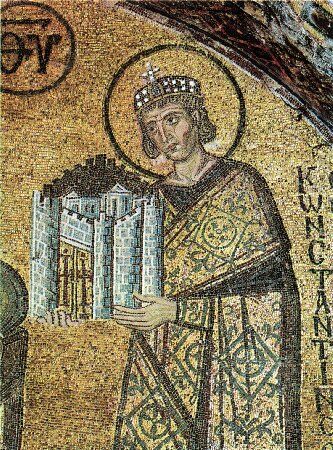 Император Константин I подносящий модель Константинополя