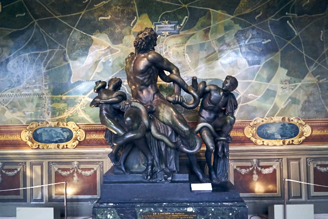 Бронзовая копия "Лаокоона и его сыновей", стоящая в Оленей галерее дворца Фонтенбло.