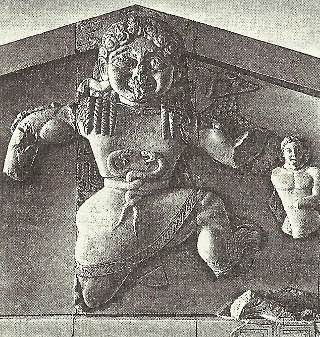 Фронтон храма Артемиды на острове Корфу. Медуза и Персей (или Хрисаор ?) в геральдической сцене. Около 580 года до н.э. Корфу, музей. Реконструкция 
