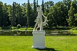 Статуя Артемиды с ланью ("Диана Версальская") в Ораниенбаумском парке.