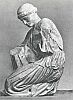 Древнегреческая скульптура. Ранняя классика. "Сидящая женщина", фрагмент восточного фронтона храма Зевса в Олимпии.
