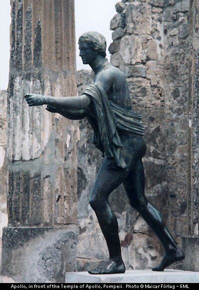 Статуя Аполлона перед храмом Аполлона в Помпеях