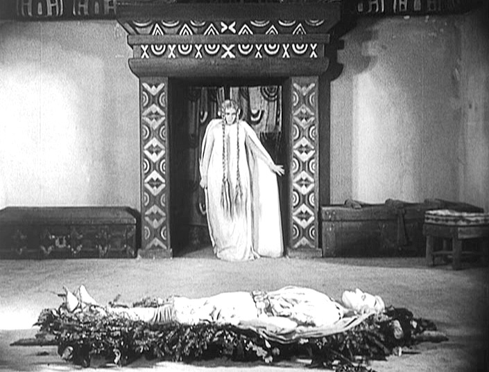 Кримхильда над телом Зигфрида. Кадр из фильма Нибелунги (1924) 