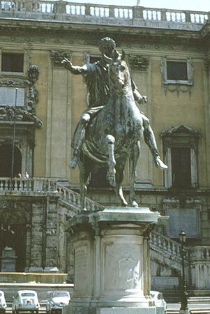 Конная статуя императора Марка Аврелия. Бронза. 161-180 гг. Рим, Капитолийская площадь. 