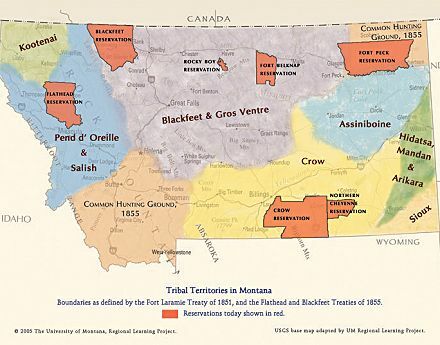 Карта штата Монтана. Пастельными цветами показаны территории кутенеей, плоскоголовых, черноногих, гровантров, кроу, ассинибойнов, хидатса, манданов, арикара и сиу по результатам переговоров белых с индейскими племенами в 1851-1855 годах (Fort LaramieTreaty, Flathead Treaty, Blackfoot Treaty). Тёмно оранжевым - территории современных резерваций. 