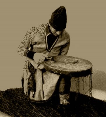 Саамский шаман использует бубен, для входа в состояние транса и чтения указаний духов. Фотография Эрнста Манкера (1959 г.)