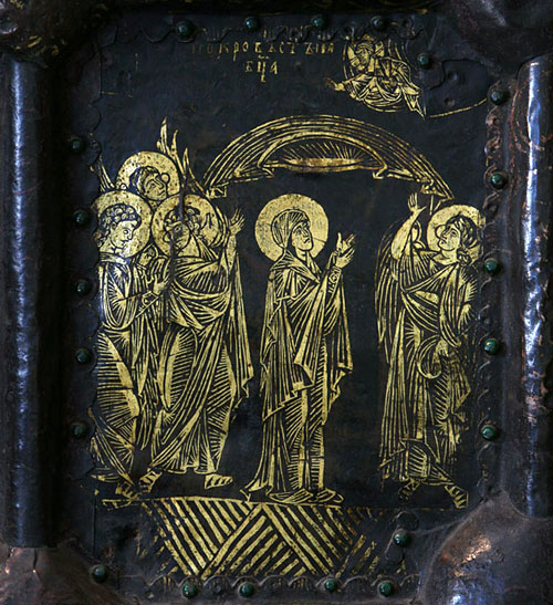 Покров Богородицы. XII-XIII в. Эта пластинка т.н. Златых врат собора Рождества Богородицы в Суздале – древнейшее из точно датированных изображений Покрова