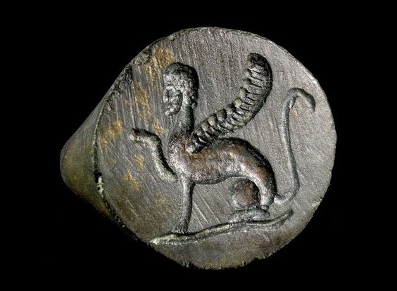 Бронзовое кольцо с выгравированной фигурой Сфинкс. Амфиполис, IV век до н.э.