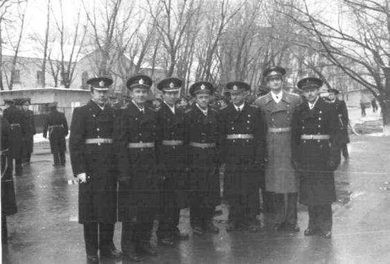 Офицеры хорольского гарнизона на фоне общежития, 1970-е годы. 