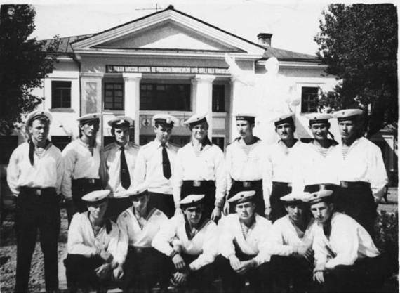 Личный состав полка на фоне Дома офицеров, Хороль, 1970-е годы . 