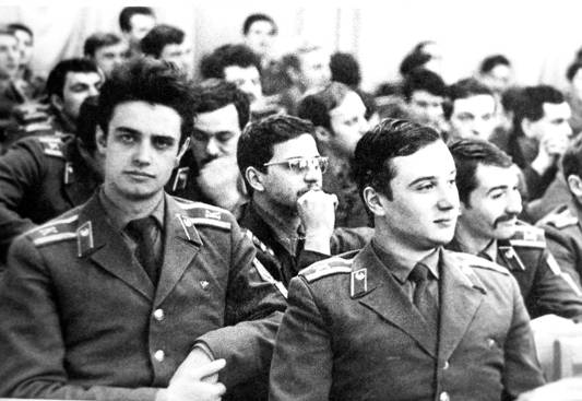 1980 год, пятый курс, курсанты Осипов, Игнатычев. На заднем плане – арабисты, набор 1975 года. 