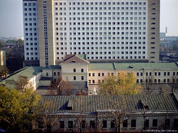 Учебный корпус ВИМО и желтая казарма, где в правом крыле, на первом этаже располагался курс Второго факультета 1976-1979 гг. 