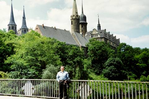 Автор на фоне мерзебургского замка, 1987 год. 