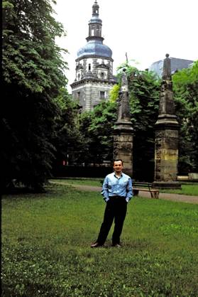 В парке около замка и полковой ДОС, в котором мы прожили с женой едва ли не лучшие три года нашей жизни в 1987-1990 гг., Мерзебург, ГДР. Фото автора. 