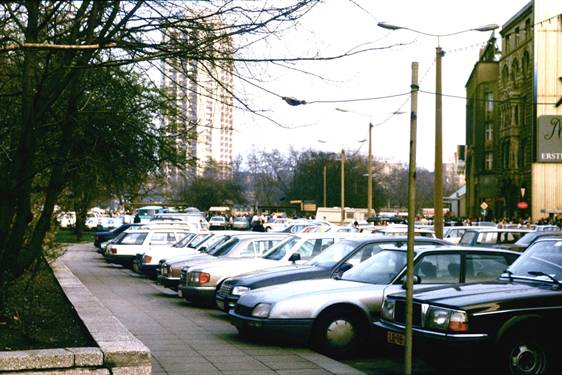 По количеству дорогих иномарок Лейпциг не уступал ФРГ, 1988 год, ГДР. Фото автора.