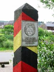 Почтовая открытка и пограничный столб на границе ГДР, 1980-е. годы. По материалам Интернета. 