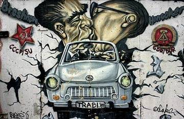Знаменитый поцелуй лидеров, доведенный до карикатуры на Берлинской стене. По материалам Интернета. 