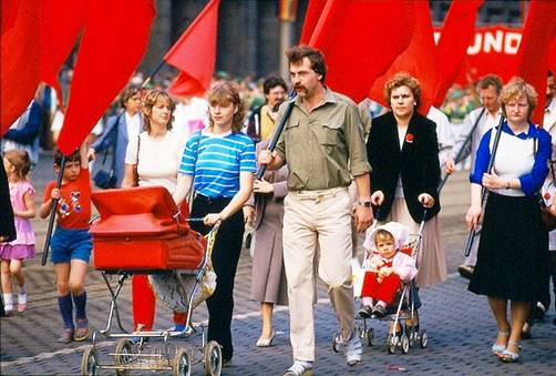 Первомайская демонстрация в ГДР, конец 1980-х. По материалам Интернета. 