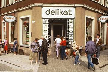 Магазин «Деликат», популярный у немцев ГДР в 1980-х, и практически недоступный по ценам офицерам ГСВГ. Подобные магазины торговали в основном импортными продуктами и спиртным. Только по праздникам советские граждане баловали себя дорогими западногерманскими ликерами, типа яичного Henrietter . 