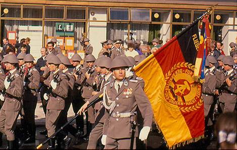 Парадный расчет Народной армии ГДР, 1989 год. По материалам Интернета.