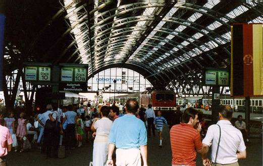 Крупнейший ж/д вокзал Европы «хаупт-баноф», Лейпциг, ГДР, 1989 год. По материалам Интернета. 