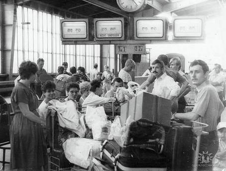 Офицеры мерзебургского полка ОСНАЗ и их семьи на немецком вокзале. Конец 1980-х. По материалам Интернета. 