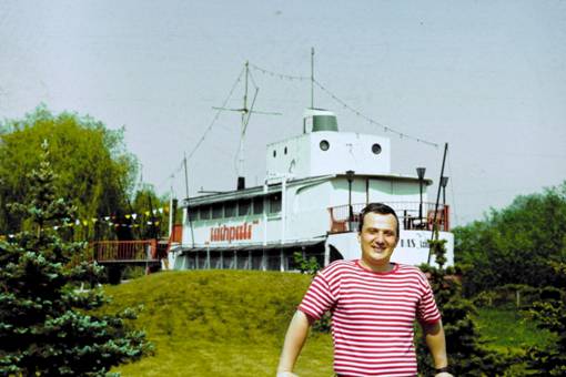 Автор на фоне немецкого бара «Teichperle», Мерзебург, 1988 год. 