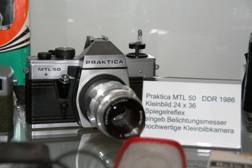 Фотокамера «Практика» MTL 50 и фен производства ГДР признавались потребителями не только в СССР. Конец 1980-х. По материалам Интернета. 