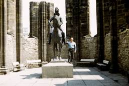 До 1990 года памятник историческому военному деятелю Германии был «сослан» в руины старой церкви. После обьединения страны монумент вернули на старое место в парк у замка. Мерзебург, Германия. Слева фото автора. 