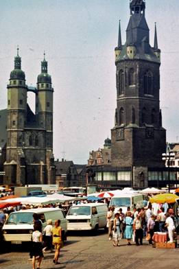 Центральная площадь и памятник композитору Генделю. Галле, ГДР, 1988 год. Фото автора. 