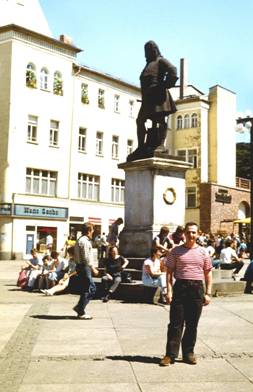 Центральная площадь и памятник композитору Генделю. Галле, ГДР, 1988 год. Фото автора. 