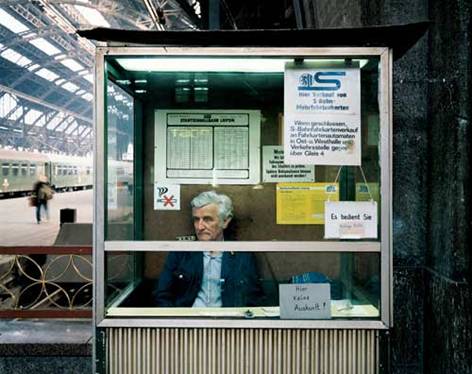 Справочная будка на ж/д вокзале «хаупт-баноф» для понимающих немецкий язык. Лейпциг, ГДР, 1989 год. По материалам Интернета. 