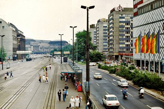 Вид на ж/д вокзал «хаупт-баноф», Лейпциг, ГДР, 1988 год. Фото автора. 