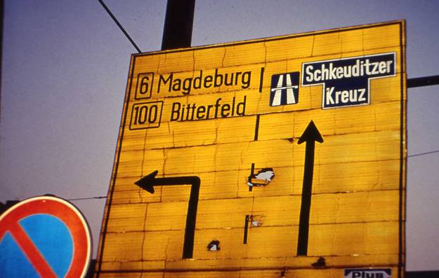 Дорожный знак в районе Шкедитца, ГДР, 1980-е годы. По материалам Интернета. 