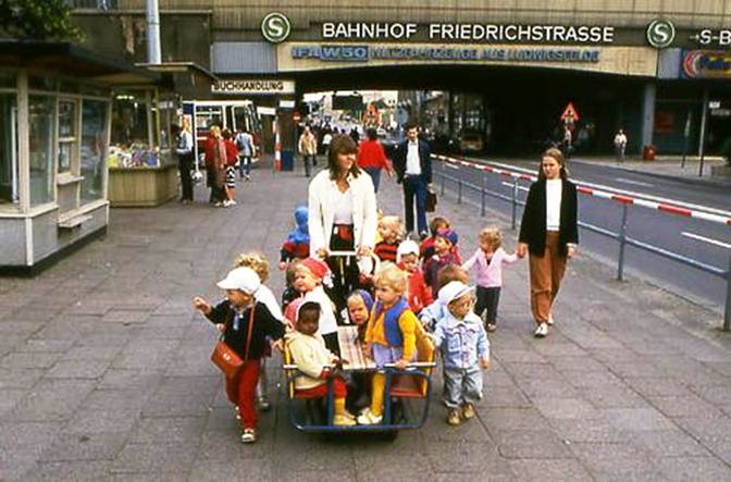 В районе вокзала Фридрихштрассе. Берлин, ГДР, 1980-е годы. По материалам Интернета.