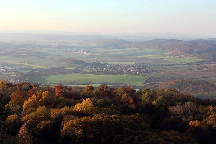 Вид с бывшей позиции полка «Ремхильд» на горе Гляйхберг, Тюрингия, ФРГ, 2000е годы. По материалам Интернета. 