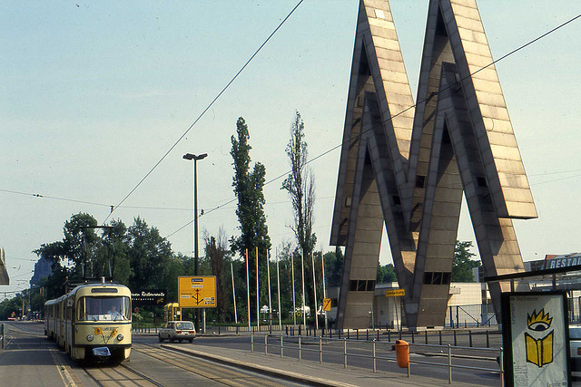 До ярмарочного комплекса в Лейпциге добирались на городском трамвае. Лейпциг, ГДР, 1980-е годы. По материалам Интернета. 