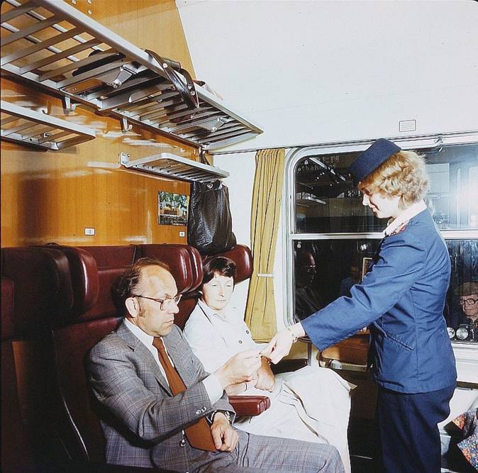 Фото из рекламного проспекта восточно-германских железных дорог. ГДР, 1980-е годы. По материалам Интернета. 
