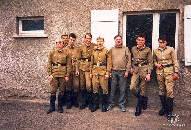 Немецкое фото солдат 253 ОРТП на позиции Ремхильд с представителем местного населения. По материалам Интернета. 