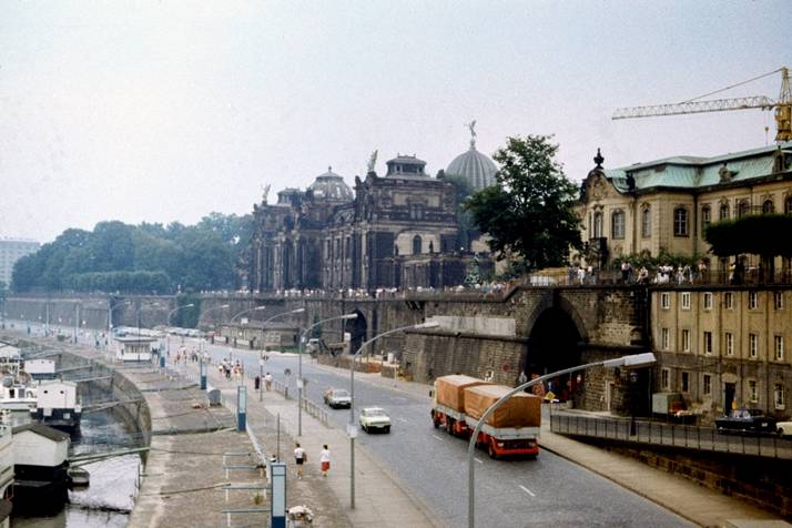 Набережная в Дрездене, ГДР, 1989 год. Фото автора. 