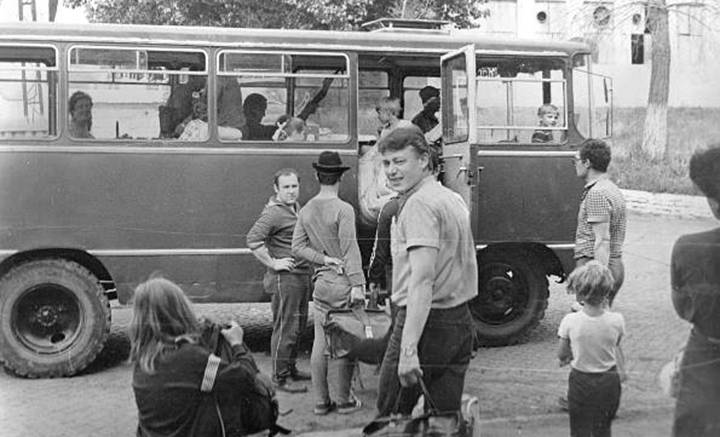 Погрузка в полковой автобус «Прогресс-30», Мерзебург, ГСВГ, 1980-е годы. По материалам Интернета