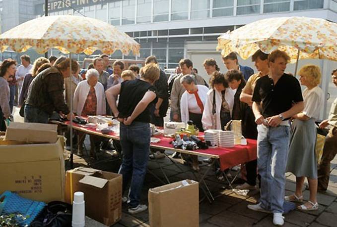 Торговые лотки из ФРГ на улицах городов в ГДР, 1989 год. По материалам Интернета. 