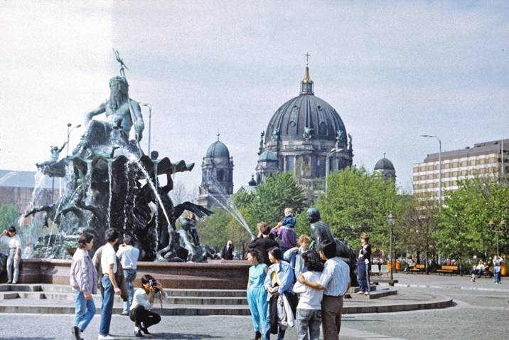 На улицах Берлина. 1990 год. Фото автора. 