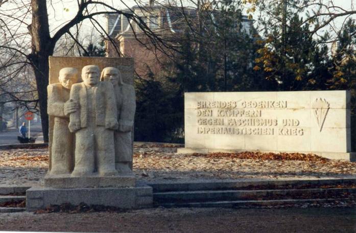 Памятник борцам с фашизмом и империализмом, ГДР, 1980-е годы. По материалам Интернета 