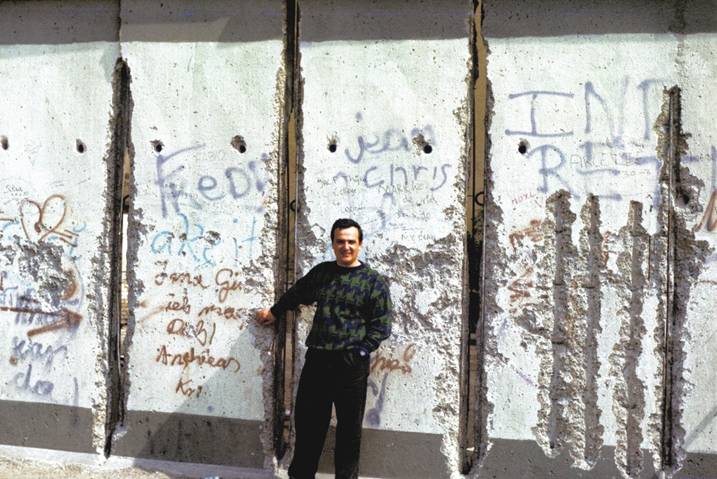 Автор у Берлинской стены, Берлин, 1990 год. Фото автора. 