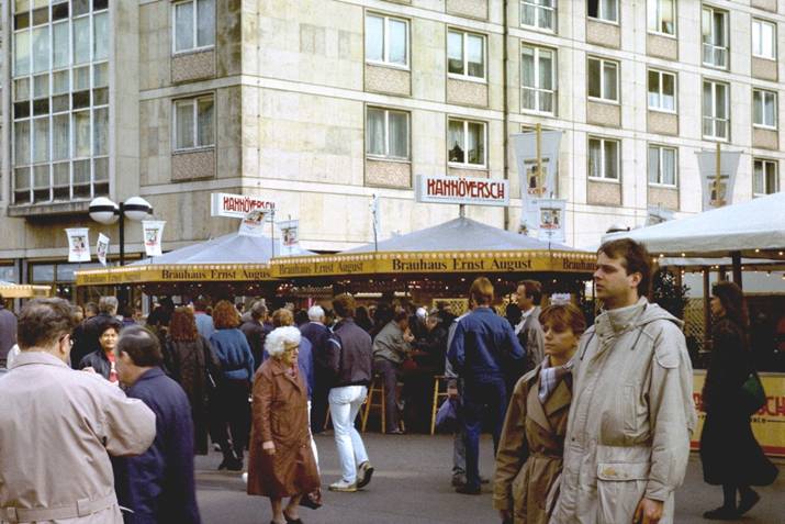 На улицах Лейпцига. ГДР, 1989 год. Фото автора. 