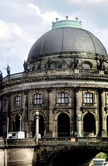 На улицах Берлина. Слева: здание варьете «Фридрихштадтпаласт». Берлин, 1990 год. Фото автора. 