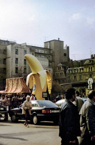 Мирная немецкая «Банановая революция» выступала за свободный контакт между Востоком и Западом Германии. Как известно, требование обьединения страны на стихийных митингах в Лейпциге не звучало. ГДР, 1989 год. Слева фото автора. 